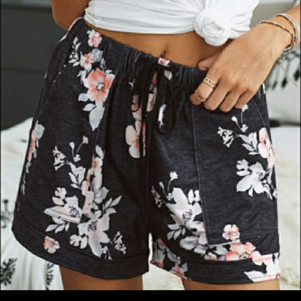 Ladies black floral shorts - Picture 5 of 12